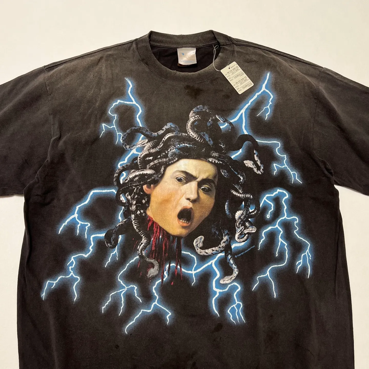 SAINT Mxxxxxx MEDUSA SS TEE/BLK Medusa Hydra retro sulfur-dyed short-sleeves, washed black S-XL, cylindrical fabric with no side seams, the open width is almost meaningless, Assute ready-to-wear dyeing, the whole piece faded, collar and cuffs frayed, many hangings, oversized printing position, genuine level restoration, customized joint main mark/wash mark/with little angel anti-counterfeiting